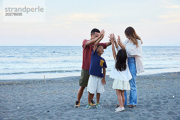 Asiatische Familie am Strand