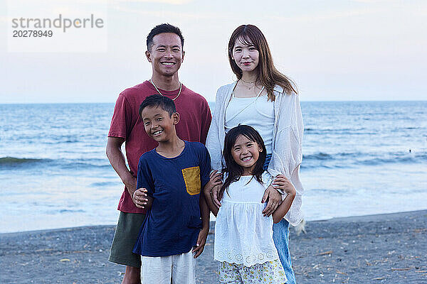 Asiatische Familie am Strand