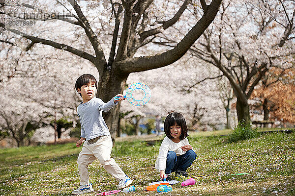 Ein paar Kinder spielen in einem Park