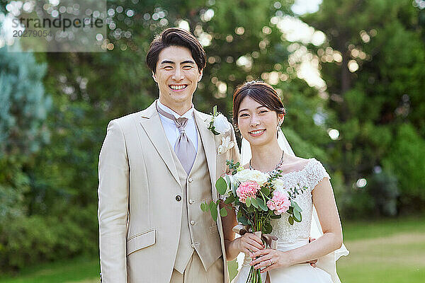 Asiatische Braut und Bräutigam stehen zusammen
