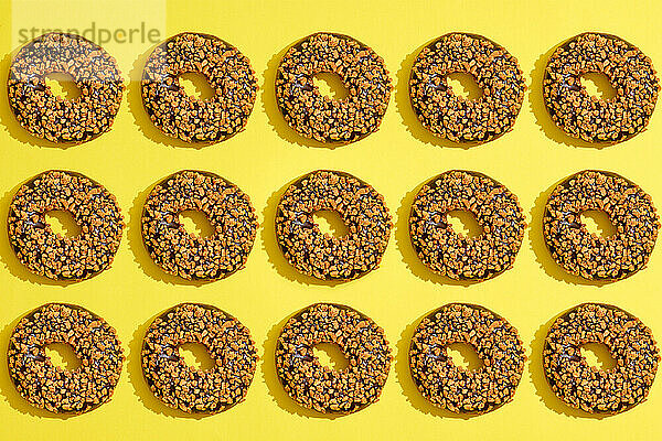 Ein Muster aus Donuts auf gelbem Hintergrund