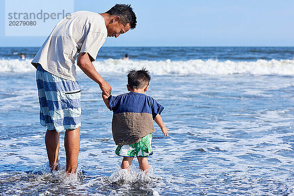 Asiatische Familie am Strand