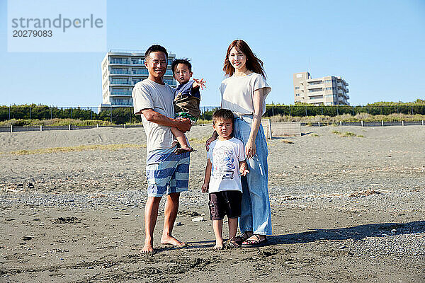 Asiatische Familie am Strand