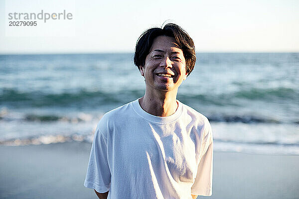 Ein Mann steht am Strand