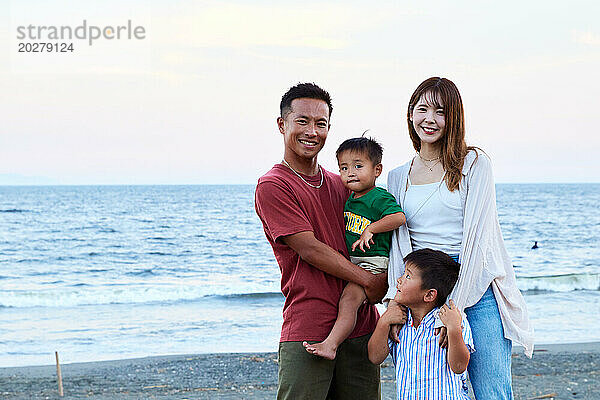 Asiatische Familie am Strand