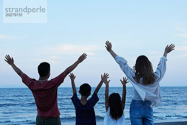 Asiatische Familie am Strand