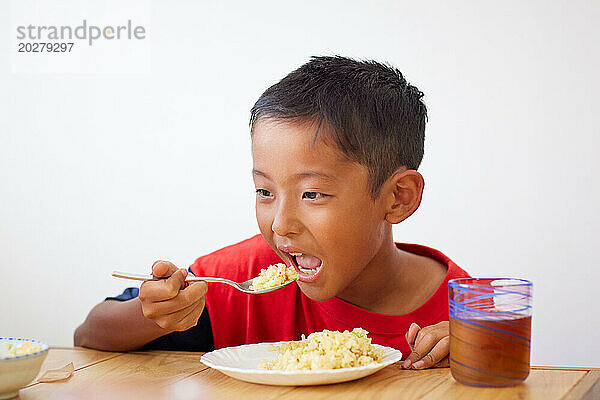 Ein Junge  der Essen isst