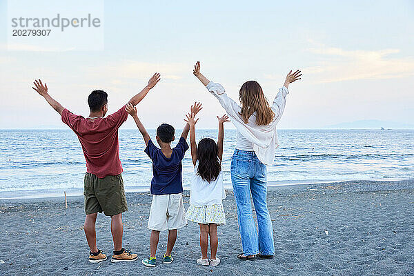 Asiatische Familie am Strand