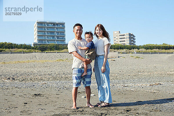 Asiatische Familie am Strand