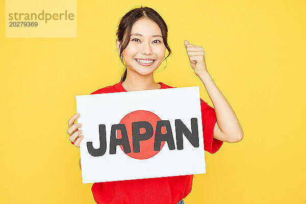 Asiatische Frau hält Japan-Schild