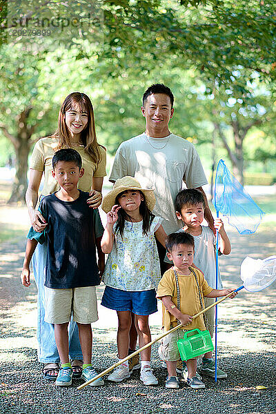 Asiatische Familie im Park