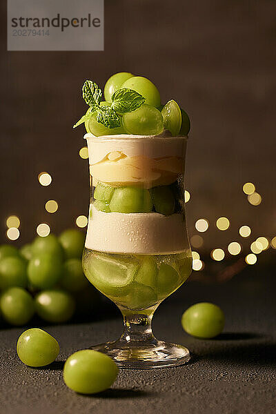 Ein Dessert mit grünen Trauben und Eis