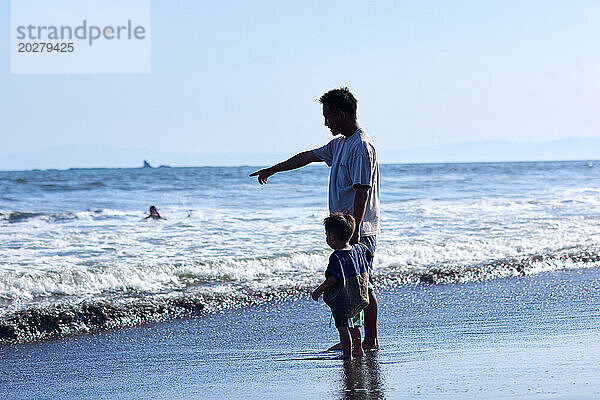 Asiatische Familie am Strand