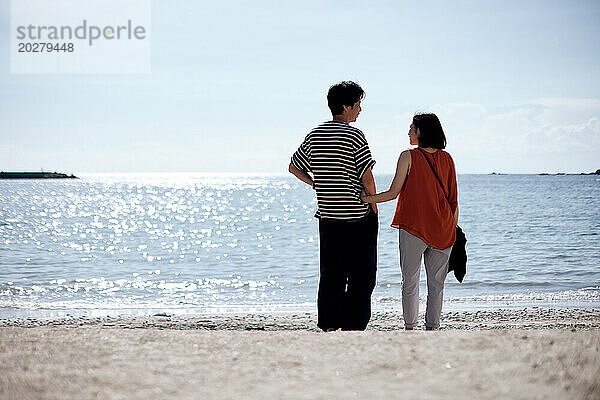 Ein Mann und eine Frau stehen am Strand