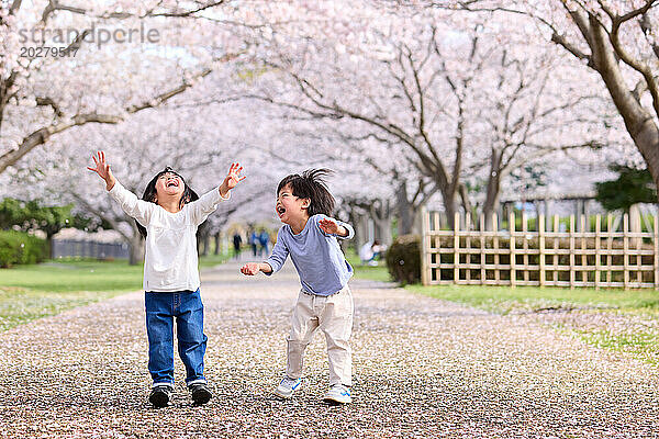 Zwei Kinder spielen mitten in einem Park