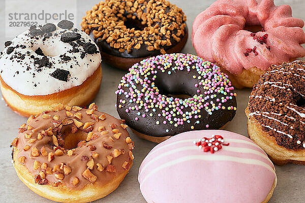 Eine Gruppe Donuts mit verschiedenen Belägen