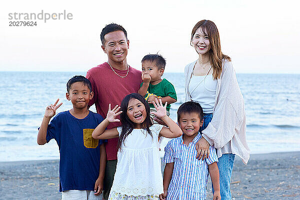 Asiatische Familie am Strand