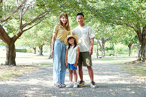 Asiatische Familie im Park