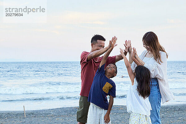 Asiatische Familie am Strand