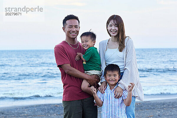 Asiatische Familie am Strand