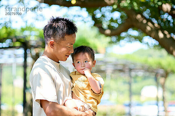 Asiatischer Vater und Sohn im Park