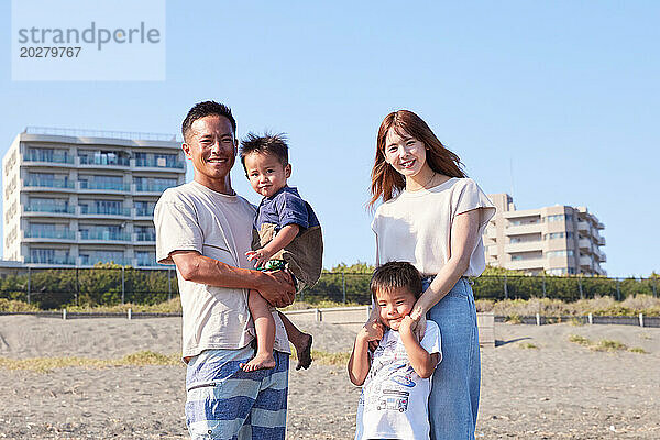 Asiatische Familie am Strand