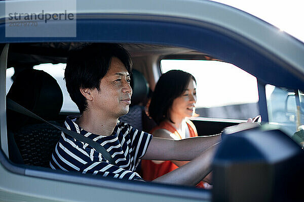 Ein Mann und eine Frau fahren in einem Auto