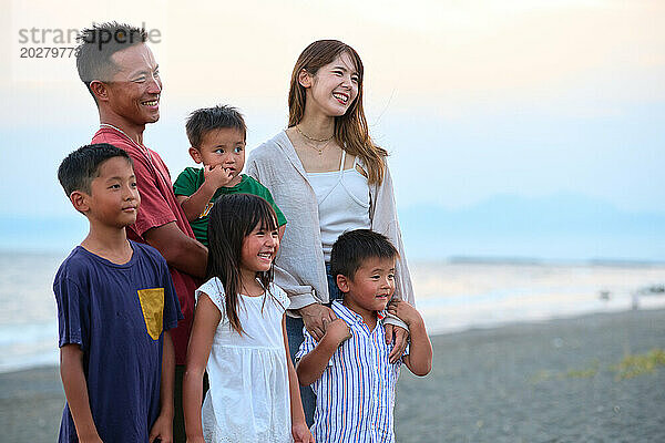 Asiatische Familie am Strand