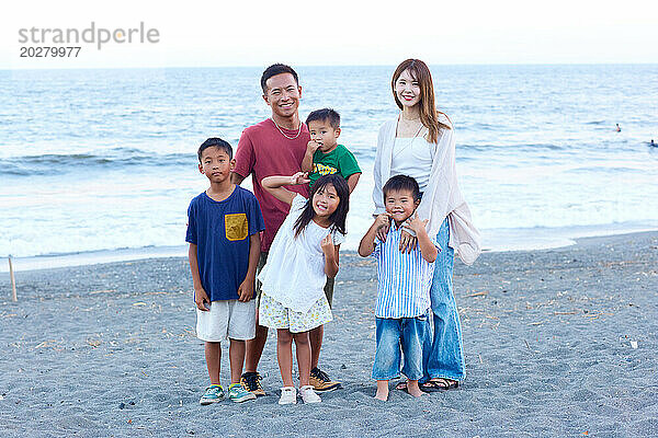 Asiatische Familie am Strand