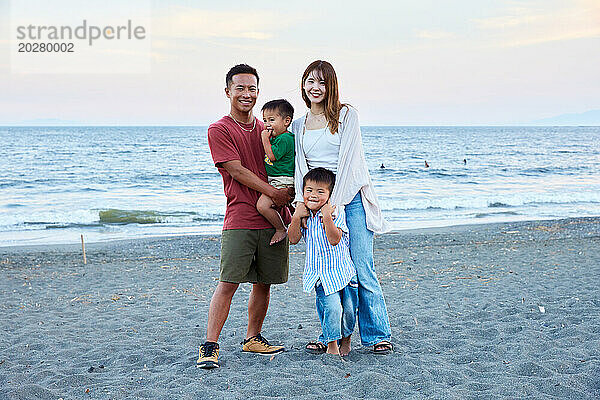 Asiatische Familie am Strand