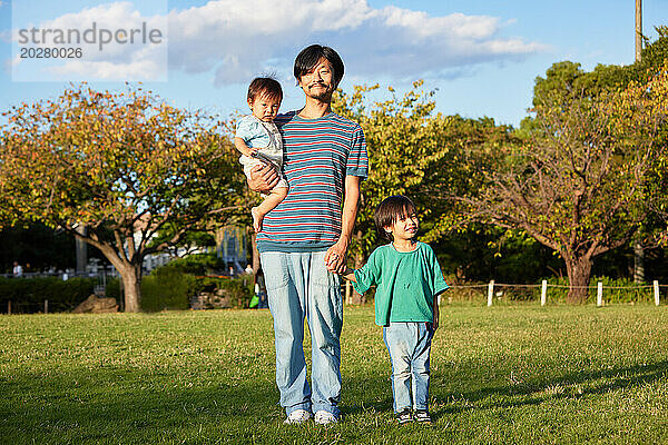 Asiatische Familie in einem Stadtpark