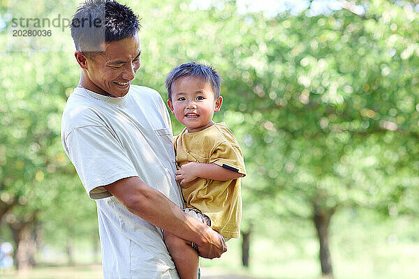 Ein Mann hält ein Kind im Arm