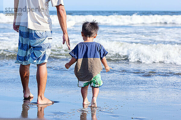 Asiatische Familie am Strand