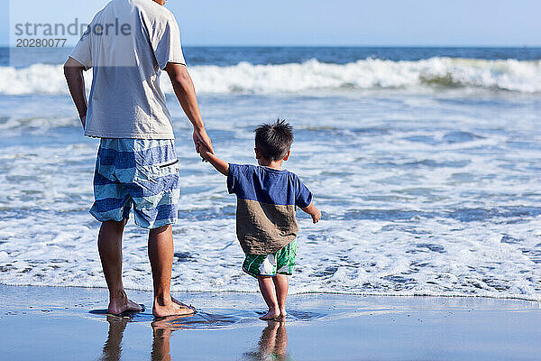 Asiatische Familie am Strand