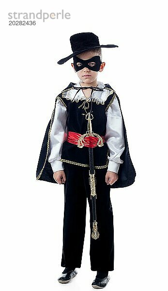 Süßer kleiner Junge posiert im Zorro Kostüm  vor weißem Hintergrund