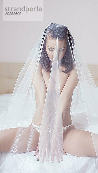Bild der schüchternen schönen Braut posiert oben ohne