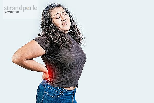 Frau mit Rückenschmerzen auf isoliertem Hintergrund. lumbale Probleme Konzept. Mädchen mit Wirbelsäulenproblemen isoliert. Ein wundes Mädchen mit Rückenschmerzen