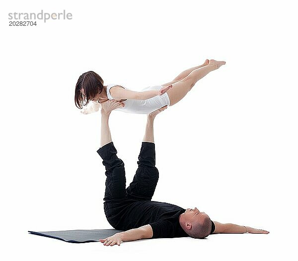 Bild von flexiblen Yoga Lehrern beim Üben im Studio
