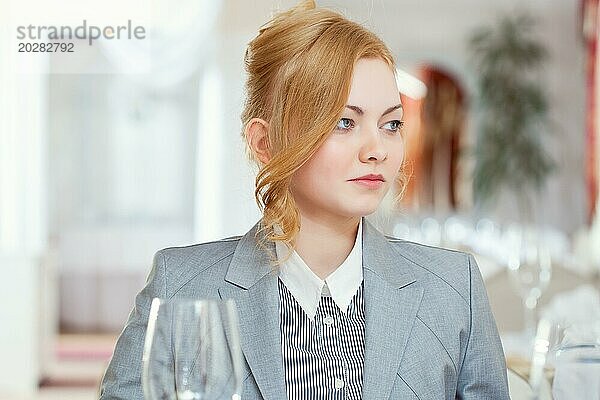 selbstbewusste junge Frau posiert am Tisch im Restaurant  Nahaufnahme