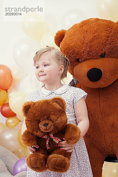Bild von lustigen blondes Mädchen posiert mit Teddybären