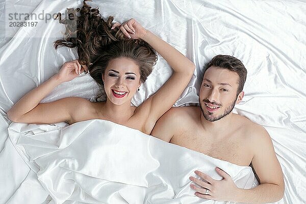 Heiteres heterosexuelles Paar posiert im Bett  Nahaufnahme