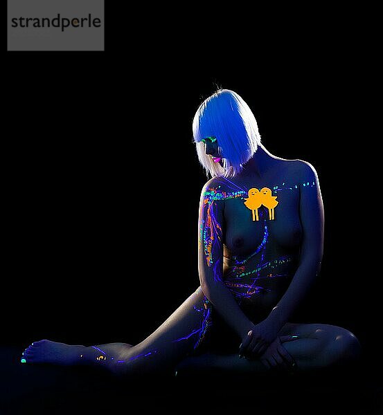 Attraktives nacktes Mädchen posiert unter Neonlicht  vorSchwarz