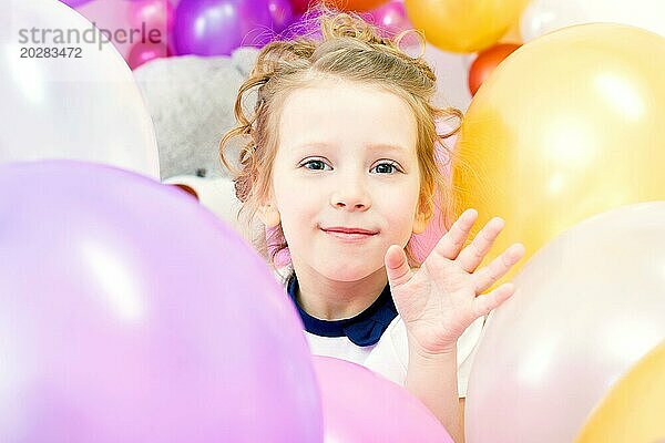 Fröhliches Mädchen posiert mit bunten Luftballons  Nahaufnahme