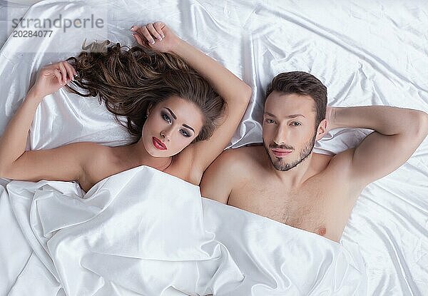 Bild eines jungen heterosexuellen Paares  das im Bett posiert  Nahaufnahme