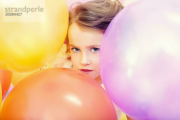 Niedliches kleines Mädchen posiert mit Luftballons  Nahaufnahme