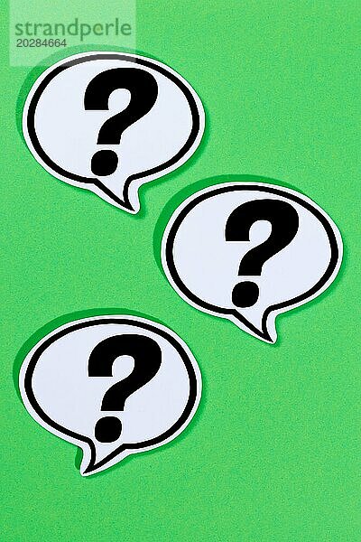Fragezeichen als Symbol für Frage Fragen Hilfe Problem Information Support in Sprechblasen Kommunikation Konzept reden