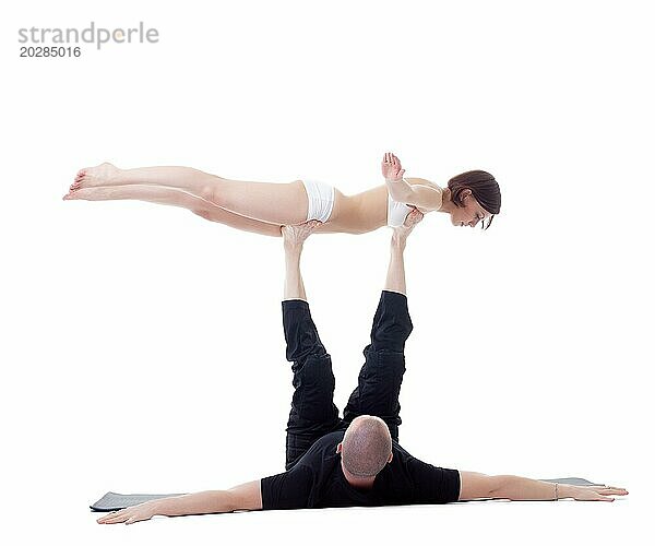 Mann und Mädchen machen Yogaübungen im Studio. Vogel Pose