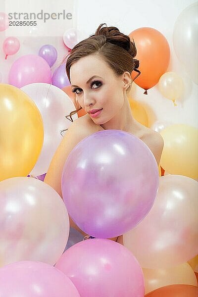 Bild der attraktiven nackten Mädchen posiert mit bunten Luftballons