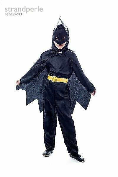 Studioaufnahme eines süßen Jungen als Batman verkleidet  vor weißem Hintergrund