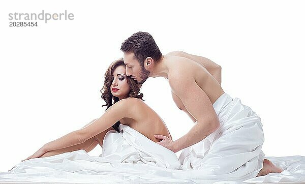 Intimität von zwei jungen schönen Menschen  die im Bett posieren